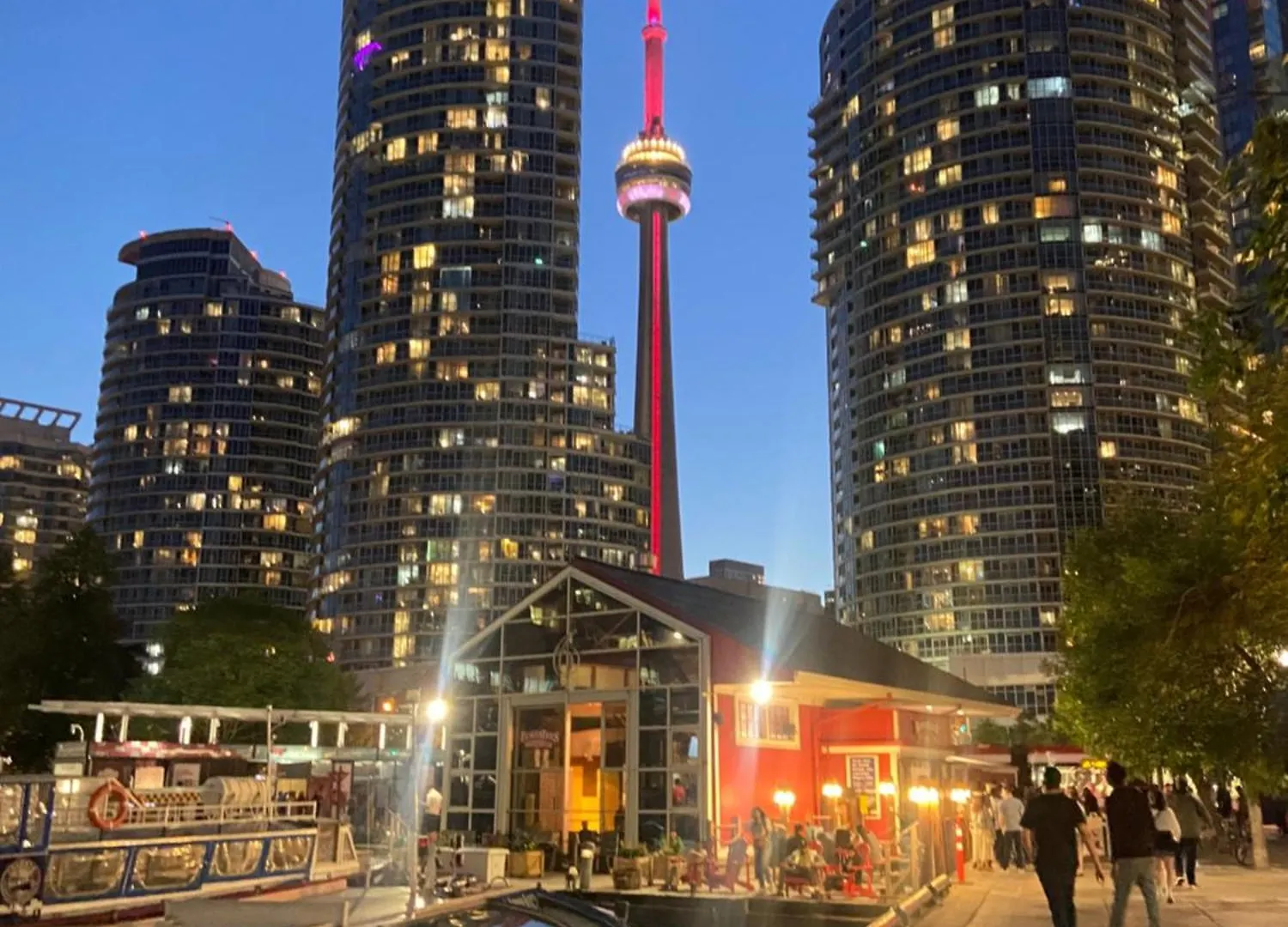 Lakeside Haven: Harbourfront Condo with Million-Dollar Views Toronto Apartment