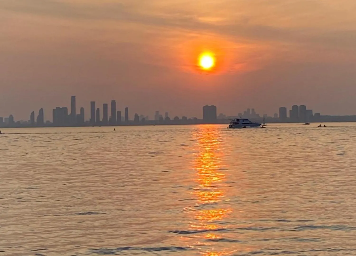 Lakeside Haven: Harbourfront Condo with Million-Dollar Views Toronto