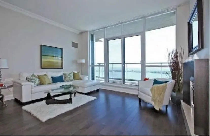 Lakeside Haven: Harbourfront Condo with Million-Dollar Views Toronto 0*,