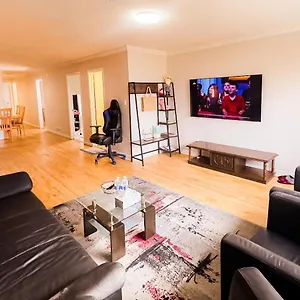 Full Privacy House With Free Parkings Apartment